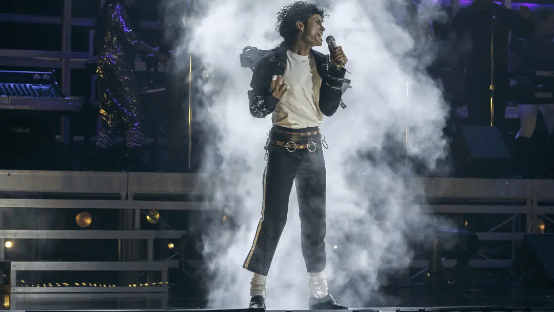 جفر جکسون در حال خواندن در فیلم Michael
